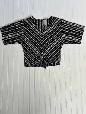 Japna Black & White V-Neck Tie-Front Cropped Top